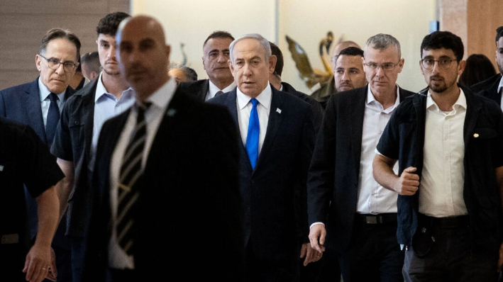 El primer ministro israelí Benjamin Netanyahu (C) llega a una reunión del partido en el parlamento israelí, la Knesset, en Jerusalén el 20 de mayo de 2024. (Oren Ben Hakoon/AFP vía Getty Images)