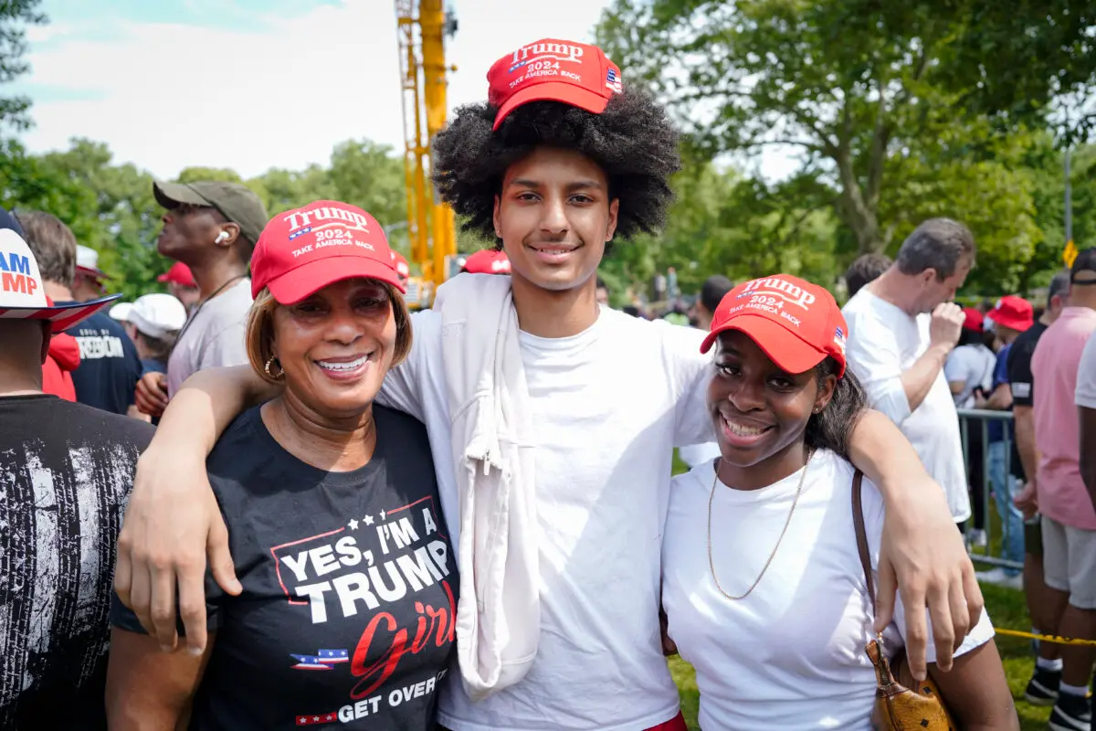 Erica Deavor (I), de 60 años, antes de un mitin con el expresidente Donald Trump en el sur del Bronx, en Nueva York, el 23 de mayo de 2024. (Samira Bouaou/The Epoch Times)