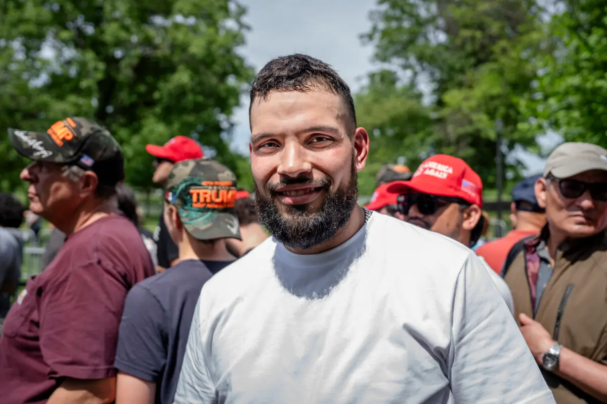 Henry Casanova, de 29 años, del Bronx, antes de un mitin con el expresidente Donald Trump en el South Bronx de Nueva York el 23 de mayo de 2024. (Samira Bouaou/The Epoch Times)