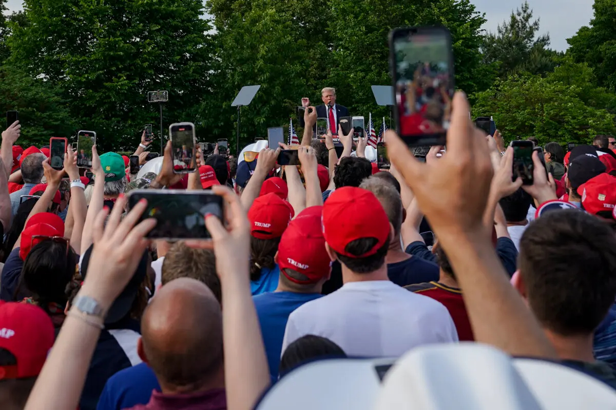 Asistentes a un mitin con el expresidente Donald Trump en el sur del Bronx, en Nueva York, el 23 de mayo de 2024. (Samira Bouaou/The Epoch Times)