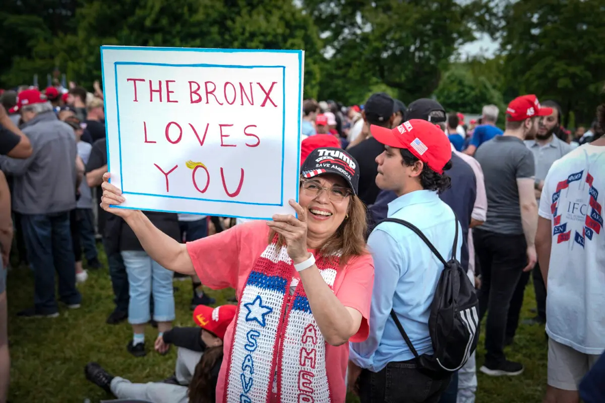 Asistentes antes de un mitin con el expresidente Donald Trump en el sur del Bronx en Nueva York el 23 de mayo de 2024. (Samira Bouaou/The Epoch Times)