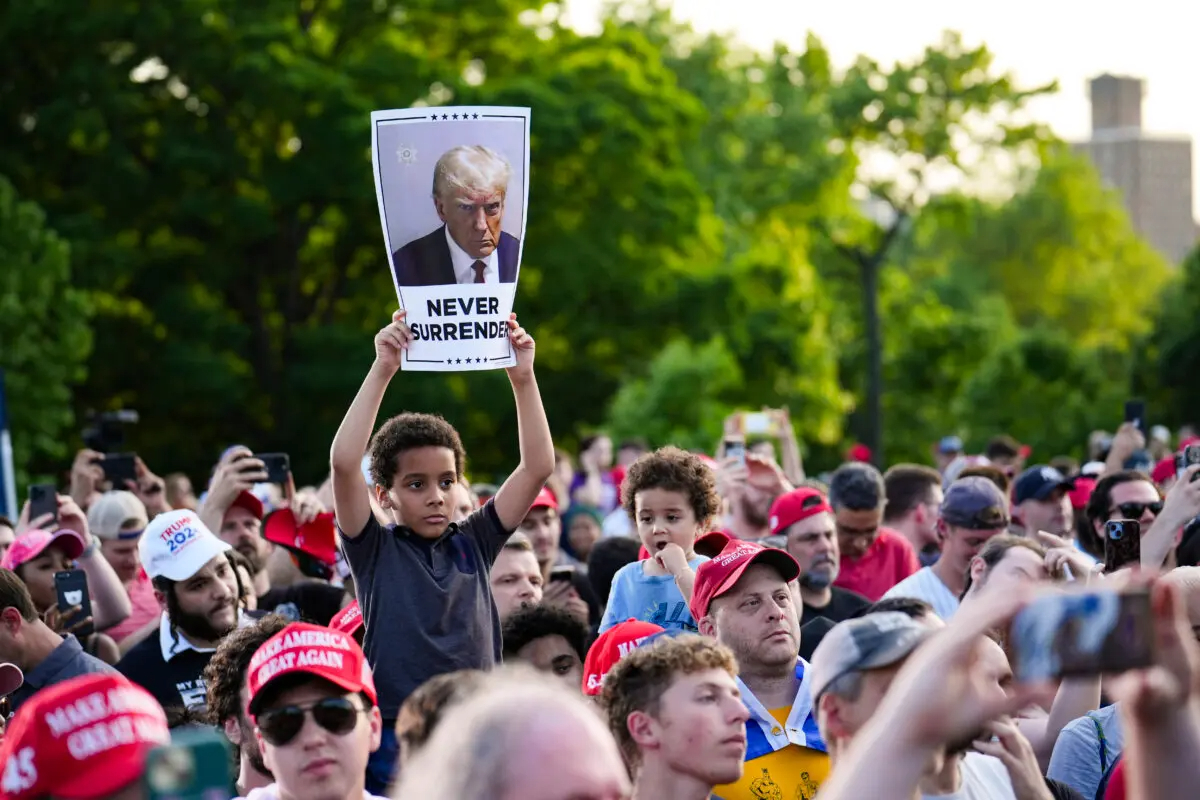 Parte del mitin a favor del expresidente Donald Trump en el sur del Bronx, en Nueva York, el 23 de mayo de 2024. (Samira Bouaou/The Epoch Times)