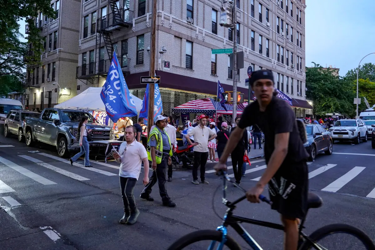 La gente después de un mitin con el expresidente Donald Trump en el sur del Bronx en la ciudad de Nueva York el 23 de mayo de 2024. (Samira Bouaou/The Epoch Times)