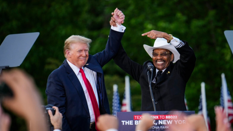 El ex presidente Donald Trump y el reverendo Ruben Diaz Sr. en un mitin en el South Bronx de Nueva York el 23 de mayo de 2024. (Samira Bouaou/The Epoch Times)