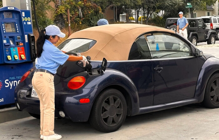 Un ayudante del SoCal Helpful Honda Dealers llena el depósito de gasolina al veterano M.J. Barnett, de Burbank, en la gasolinera Mobil Burbank Gas & Mart, en North Glenoaks Boulevard, el 23 de mayo de 2024. (Jill McLaughlin/The Epoch Times)