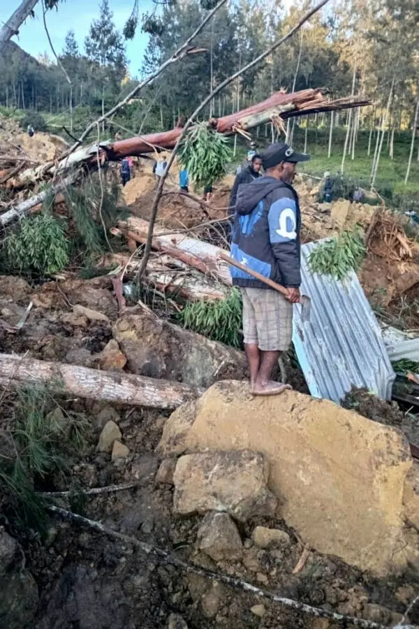 Un hombre observa el lugar de un corrimiento de tierras en Maip Mulitaka, en la provincia de Enga, Papúa Nueva Guinea, el 24 de mayo de 2024. Funcionarios locales y grupos de ayuda dijeron que un deslizamiento de tierra masivo golpeó una aldea en las tierras altas de Papúa Nueva Guinea el 24 de mayo, y se teme que muchas personas hayan muerto. (STR/AFP vía Getty Images)