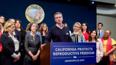 Gobernador Newsom promulga ley que permite a médicos de Arizona practicar abortos en California