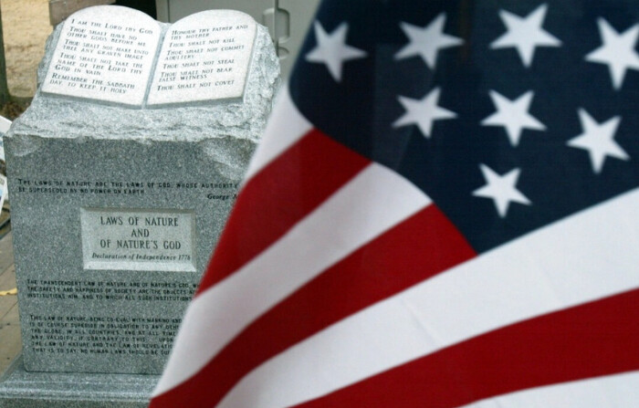 En esta foto de archivo tomada en 2002, el monumento a los Diez Mandamientos está expuesto durante la manifestación "América por Jesús" en el National Mall de Washington, DC. (Alex Wong/Getty Images)