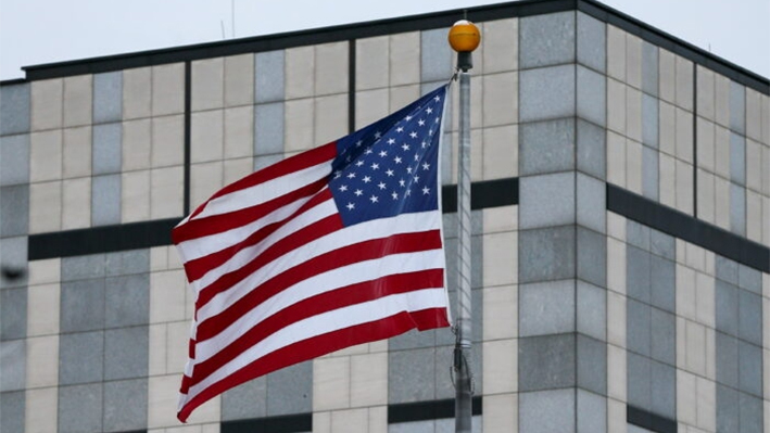 Una bandera estadounidense ondea al viento en la embajada de Estados Unidos en Kiev, Ucrania, el 24 de enero de 2022. (Gleb Garanich/Reuters)
