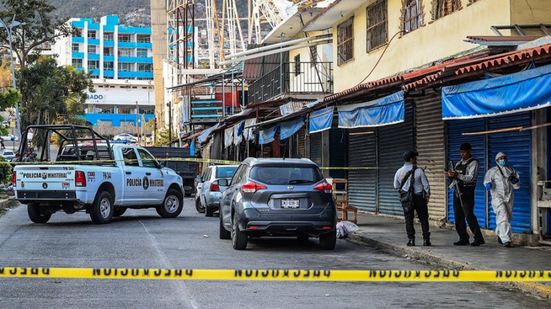 Personal de la policía ministerial resguardan la zona donde fueron asesinadas cinco personas el 24 de mayo de 2024, en el balneario de Acapulco, estado de Guerrero (México). EFE/David Guzmán