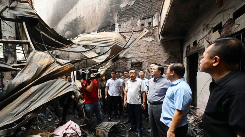 Funcionarios visitan el lugar del incendio de una casa en Hanoi, Vietnam, el 24 de mayo de 2024. (Bui Van Lanh/VNA vía AP)