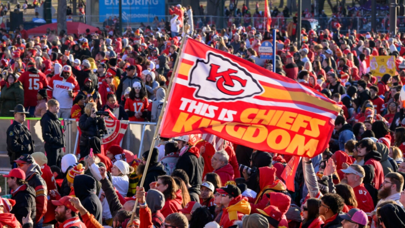 Los aficionados de los Kansas City Chiefs se reúnen para una concentración por la victoria en el Super Bowl en Kansas City, Mo, el 14 de febrero de 2024. (AP Photo/Reed Hoffmann)