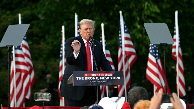 Expresidente de Estados Unidos y candidato presidencial republicano Donald Trump habla durante un mitin de campaña en el Sur del Bronx en la Ciudad de Nueva York el 23 de mayo de 2024. (Foto de Jim WATSON/AFP via Getty Images)