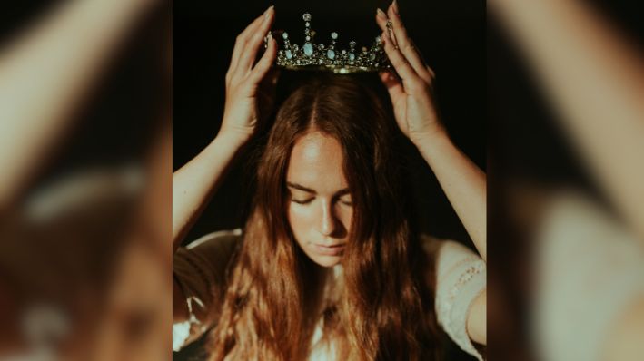 Imagen ilustrativa de una reina de belleza quitándose la corona. (Foto de Jared Subia/ Unsplash)