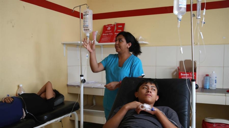 Pacientes con dengue reciben tratamiento, el 6 de septiembre de 2023, en el establecimiento de salud de Catacaos, departamento de Piura (Perú). EFE/Paolo Aguilar