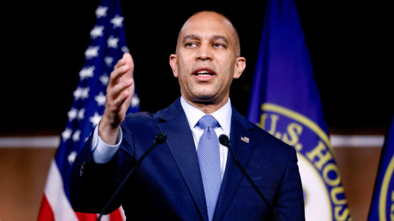 El líder de la minoría en la Cámara de Representantes, el demócrata Hakeem Jeffries, habla con los periodistas durante una rueda de prensa en el Centro de Visitantes del Capitolio de EE.UU. en Washington, el 11 de abril de 2024. (Chip Somodevilla/Getty Images)