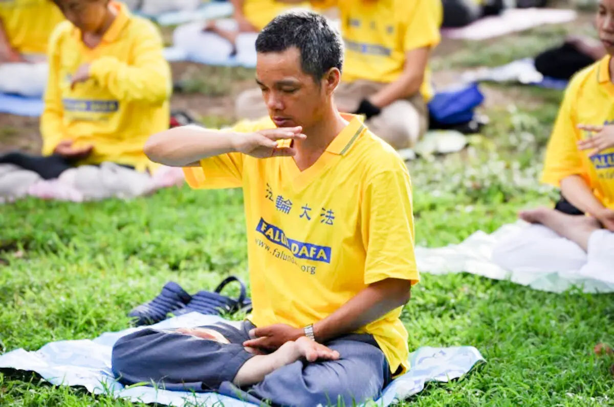 Li Guixin medita en el parque Lumphini de Bangkok, Tailandia, el 12 de mayo de 2014. (Cortesía de Li Guixin)