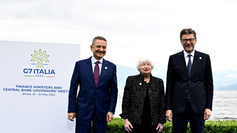 El gobernador del Banco de Italia, Fabio Panetta (i), el ministro italiano de Economía y Finanzas, Giancarlo Giorgetti (d), y la secretaria del Tesoro estadounidense, Janet Yellen (c), posan al margen de la reunión de ministros de Finanzas del G7 en Stresa, el 24 de mayo de 2024. (Gabriel Bouys/AFP vía Getty Images)