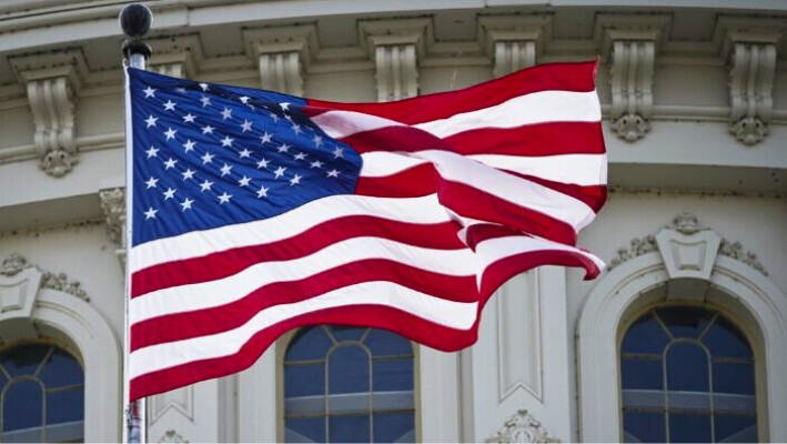 La bandera de los Estados Unidos en la cúpula del edificio del Capitolio de los Estados Unidos en Washington el 12 de mayo de 2023. (Madalina Vasiliu/The Epoch Times)