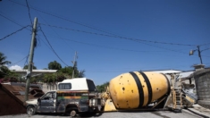 Vecinos bloquean calles en Puerto Príncipe para protegerse y evitar la entrada de bandas