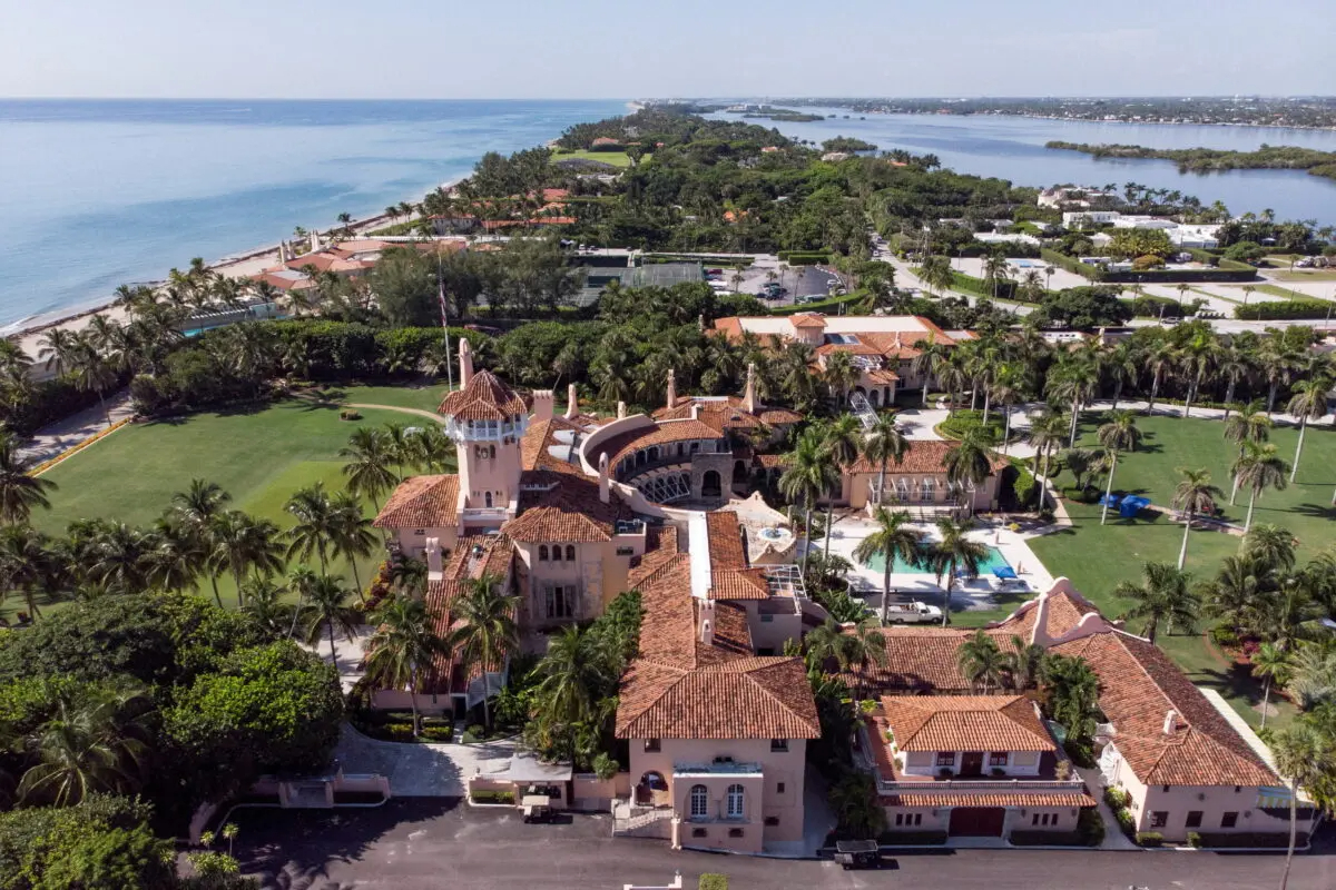 Una vista aérea de la casa Mar-a-Lago del expresidente de Estados Unidos Donald Trump después de que agentes del FBI la allanaran, en Palm Beach, Florida, el 15 de agosto de 2022. (Marco Bello/Reuters)