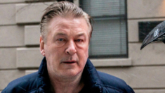 Juez rechaza petición de Alec Baldwin de retirar cargo por el tiroteo de «Rust», caso irá a juicio