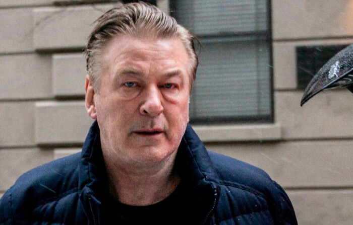 El actor Alec Baldwin sale de su casa, ya que será acusado de homicidio involuntario por el tiroteo mortal de la directora de fotografía Halyna Hutchins en el rodaje de la película "Rust", en Nueva York, el 31 de enero de 2023. (David 'Dee' Delgado/Reuters)