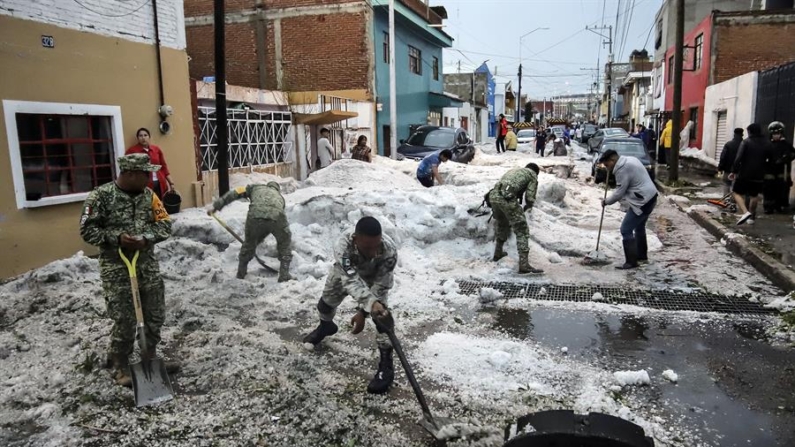 Soldados del Ejército Mexicano retiran granizo de las calles este viernes 24 de mayo de 2024 en Puebla (México). EFE/ Hilda Ríos