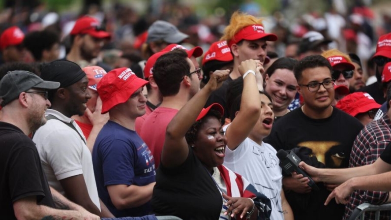 La gente se reúne para un mitin electoral del expresidente Donald Trump en Crotona Park, en el sur del Bronx, en Nueva York, el 23 de mayo de 2024. (Spencer Platt/Getty Images)