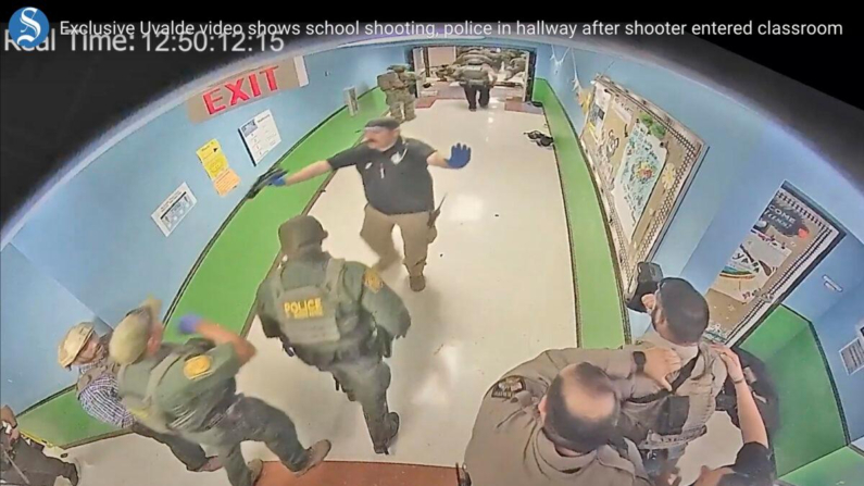 En esta imagen de video de vigilancia, las autoridades responden al tiroteo en la Escuela Primaria Robb, en Uvalde, Texas, el 24 de mayo de 2022. (Distrito escolar independiente consolidado de Uvalde/Austin American-Statesman vía AP)
