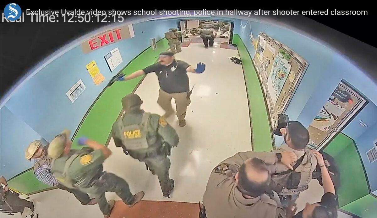 En esta imagen de video de vigilancia, las autoridades responden al tiroteo en la Escuela Primaria Robb en Uvalde, Texas, el 24 de mayo de 2022. (Distrito escolar independiente consolidado de Uvalde/Austin American-Statesman vía AP)