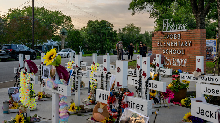 Las fuerzas policiales vigilan cerca de un monumento dedicado a los 19 niños y dos adultos asesinados el 24 de mayo de 2022 durante el tiroteo masivo en la Escuela Primaria Robb el 24 de mayo de 2023 en Uvalde, Texas. (Brandon Bell/Getty Images)