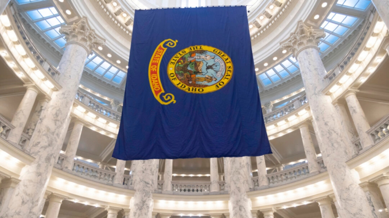 La bandera del estado de Idaho cuelga en el Capitolio del Estado en Boise, Idaho, el 9 de enero de 2023. (Kyle Green/Foto AP)