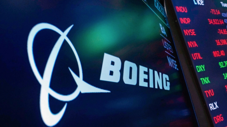 El logotipo de Boeing aparece en una pantalla sobre un puesto de operaciones en el piso de la Bolsa de Valores de Nueva York el 13 de julio de 2021. (Richard Drew/AP)