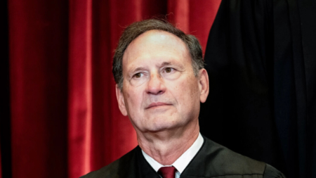 Demócratas exigen que presidente de la Corte Suprema presione al juez Alito de retirarse de casos Trump