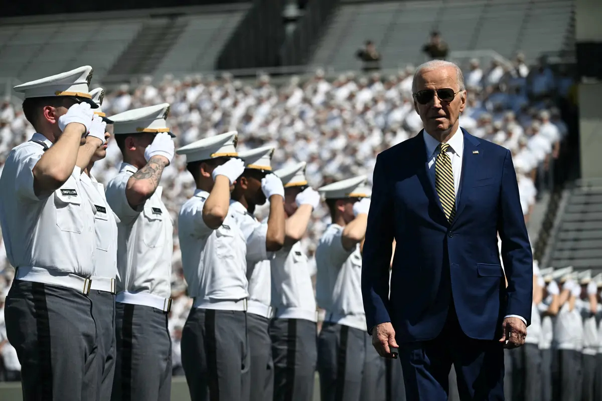 El presidente de EE. UU. Joe Biden llega para pronunciar el discurso de graduación en la ceremonia de graduación de 2024 en la Academia Militar de EE. UU. West Point en West Point, Nueva York, el 25 de mayo de 2024. (Andrew Caballero-Reynolds/AFP vía Getty Images)