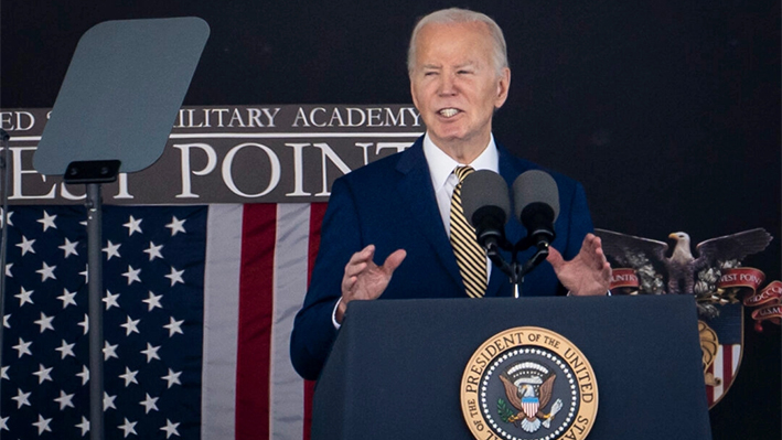 El presidente Joe Biden habla en la ceremonia de graduación y nombramiento de 2024 en el Michie Stadium de la Academia Militar de EE.UU., en West Point, Nueva York, el 25 de mayo de 2024. (Madalina Vasiliu/The Epoch Times)