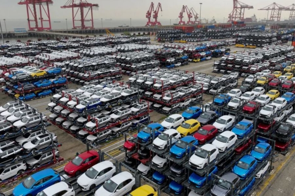 Coches eléctricos apilados para su exportación en la terminal internacional de contenedores del puerto de Taicang en Suzhou, en la provincia oriental china de Jiangsu, el 16 de abril de 2024. (STR/AFP vía Getty Images)
