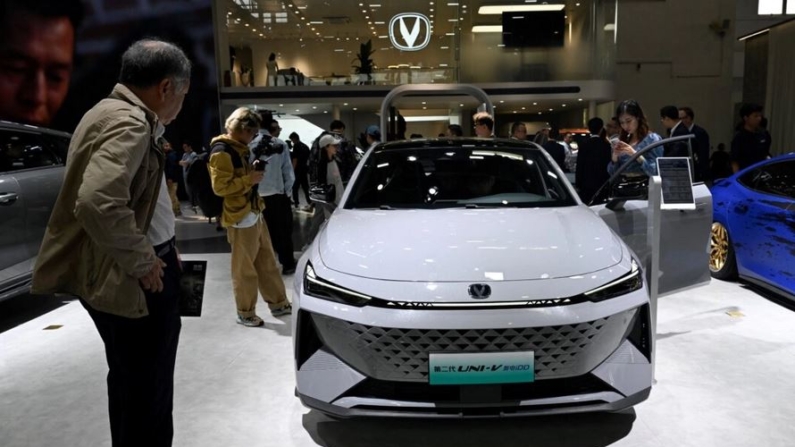 Un coche modelo Changan UNI-V se exhibe en el Salón del Automóvil de Pekín el 26 de abril de 2024. (Wang Zhao/AFP vía Getty Images)
