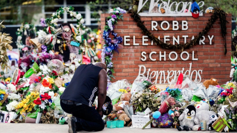 Reggie Daniels rinde homenaje en un memorial en la Escuela Primaria Robb en Uvalde, Texas, el 9 de junio de 2022. (Eric Gay, Archivo/AP Foto)