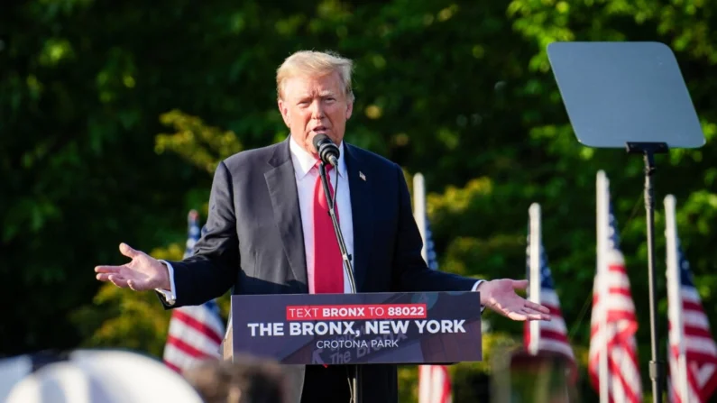 El expresidente Donald Trump celebra un rally en el sur del Bronx, en Nueva York, el 23 de mayo de 2024. (Samira Bouaou/The Epoch Times)