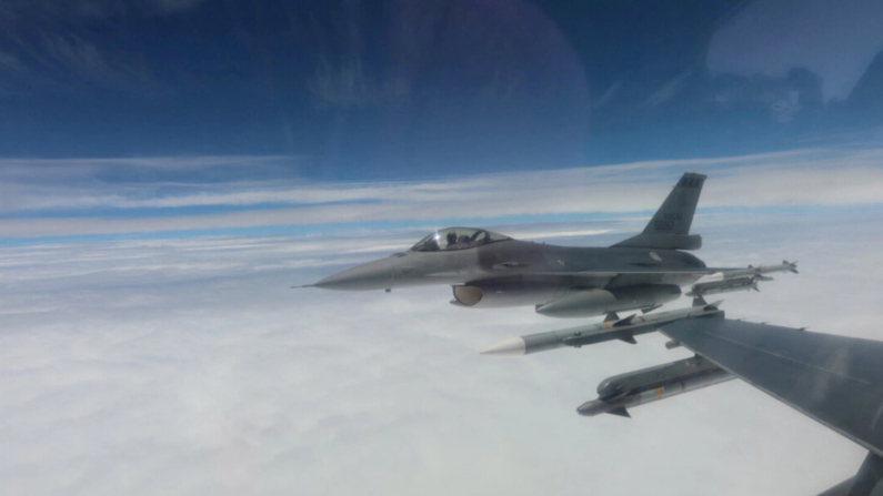 Cazas F-16 de la Fuerza Aérea de Taiwán vuelan durante una misión de patrullaje en un lugar no revelado de Taiwán en esta imagen tomada el 23 de mayo de 2024. (Ministerio de Defensa de Taiwán/Handout via REUTERS/File Photo)