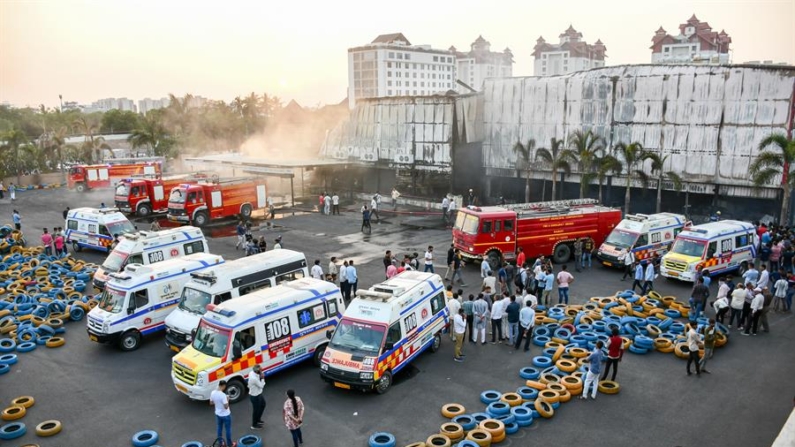 Bomberos indios llevan a cabo una operación de rescate, tras declararse un incendio masivo en TRP Gaming Zone en Rajkot, en el estado occidental de Gujarat, India, 25 de mayo de 2024. EFE/EPA/Chirag Chotaliya