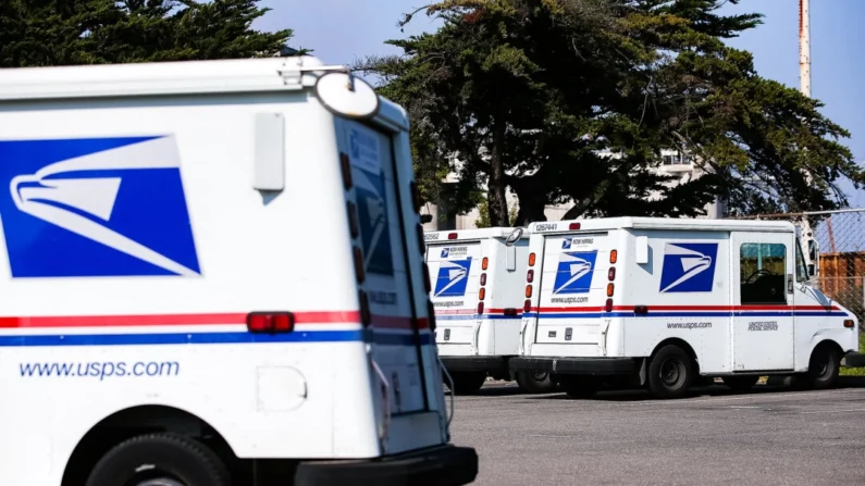 Vehículos de correo del Servicio Postal de EE.UU. en una fotografía de archivo. (Justin Sullivan/Getty Images)