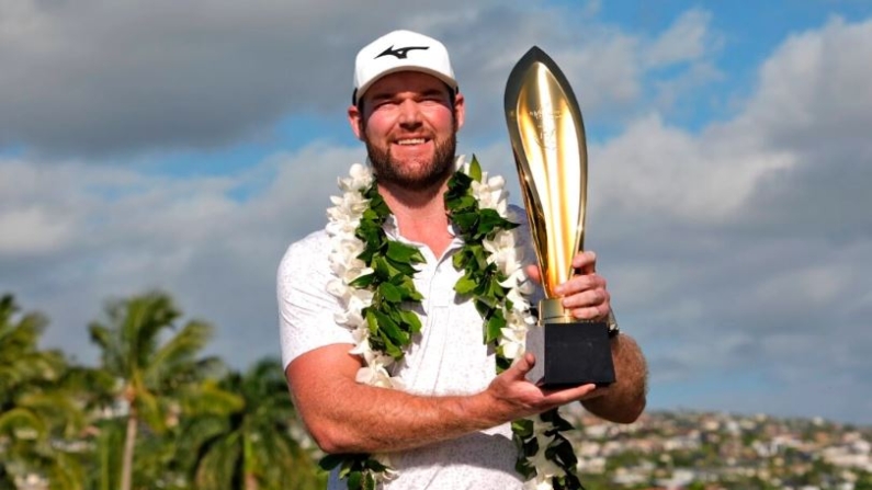 Grayson Murray sostiene el trofeo tras ganar el Sony Open de golf en el Waialae Country Club de Honolulu el 14 de enero de 2024. (Matt York/AP Photo)