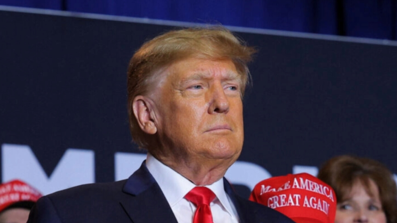El ex presidente y candidato presidencial republicano Donald Trump asiste a un evento de campaña en Manchester, Nueva Hampshire, el 27 de abril de 2023. (Brian Snyder/Reuters)
