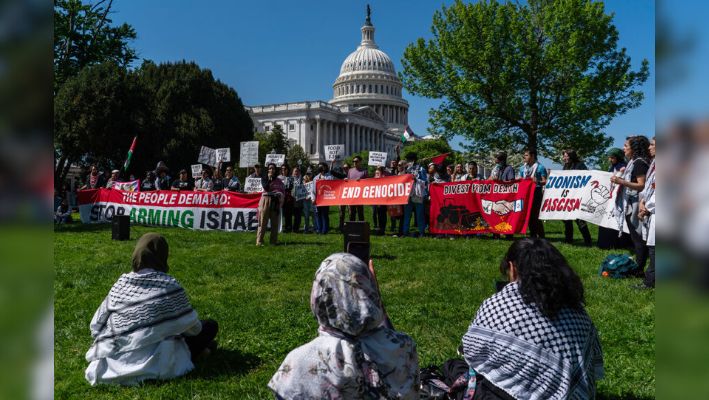 Manifestantes pro palestinos se reúnen cerca del Capitolio de Estados Unidos el 20 de abril de 2024 en Washington, DC. (Nathan Howard/Getty Images)
