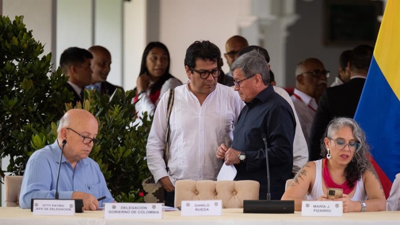 Fotografía de archivo fechada el 4 de septiembre de 2023 que muestra al jefe de la delegación del ELN Pablo Beltran (2-d) mientras habla con Camilo Rueda (c), representante del Gobierno de Colombia, previo al cierre del cuarto ciclo de diálogos de paz entre el Gobierno de Colombia y el ELN, en la Casona Aquiles Nazoa de Caracas (Venezuela). EFE/ Rayner Peña R