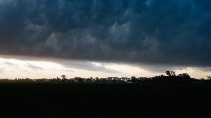 Fuertes nubes de tormenta se mueven a lo largo de la Interestatal 80 en el extremo noroeste de Davenport, Iowa, el 24 de mayo de 2024. (Roy Dabner/Quad City Times vía AP)