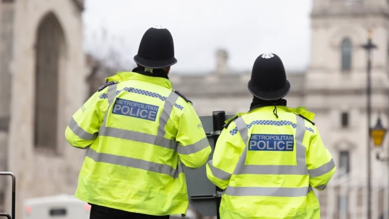 Agentes de la Policía Metropolitana frente a las Casas del Parlamento en Londres, el 21 de marzo de 2023. (Dan Kitwood/Getty Images)
